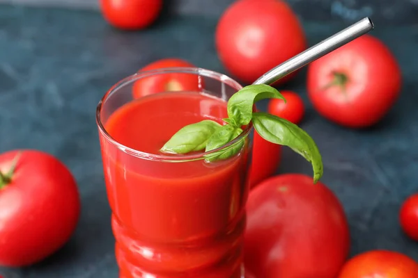 Szklanka Smacznego Soku Pomidorowego Ciemnym Tle — Zdjęcie stockowe
