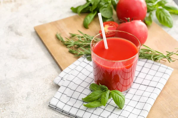 Ein Glas Leckerer Tomatensaft Auf Dem Tisch — Stockfoto