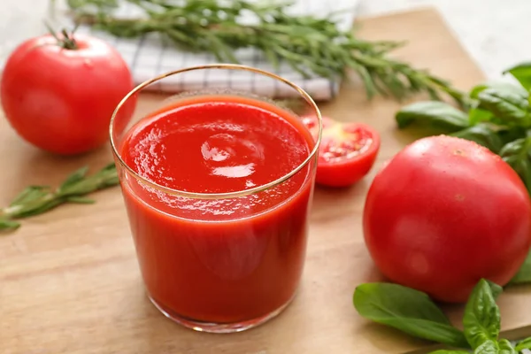 Ein Glas Leckerer Tomatensaft Auf Dem Tisch — Stockfoto