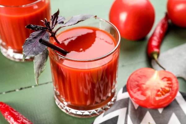 Szklanki Smacznego Soku Pomidorowego Kolorowym Drewnianym Tle — Zdjęcie stockowe