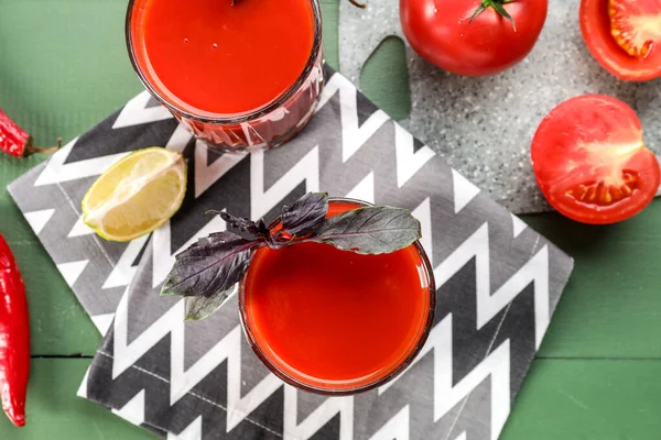 Óculos Suco Tomate Saboroso Cor Fundo Madeira — Fotografia de Stock