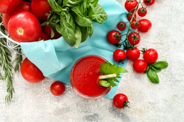 Glas Leckerer Tomatensaft Auf Hellem Hintergrund — Stockfoto