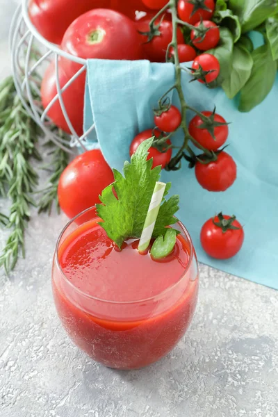 Copo Suco Tomate Saboroso Fundo Leve — Fotografia de Stock