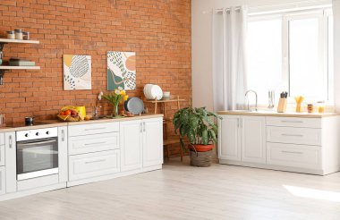 Modern mutfağın iç mimarisi.