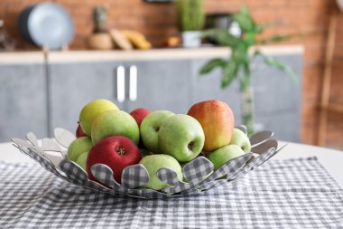 Yemek masasında taze elma tabağı, yakın plan.