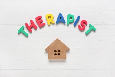 Beyaz arka planda kelime ve ev figürü