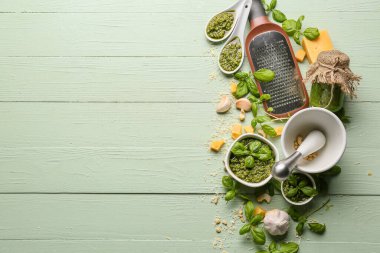 Renkli ahşap arka planda pesto soslu kompozisyon