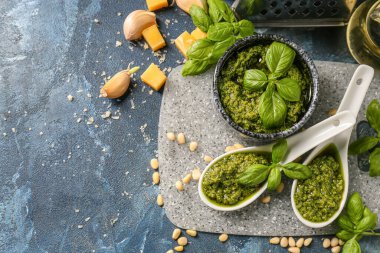 Renkli arkaplanda taze pesto soslu kompozisyon