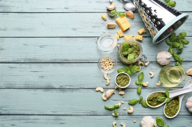 Pesto soslu kompozisyon ve ahşap renkte malzemeler.