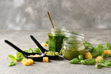 Taze pesto soslu kompozisyon ve Grunge arka planında malzemeler