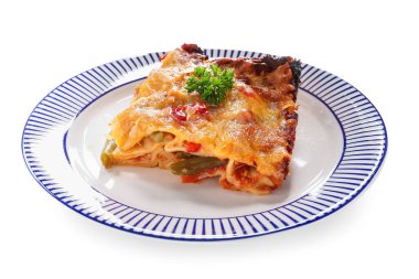 Beyaz arka planda lezzetli sebze lazanyalı tabak.