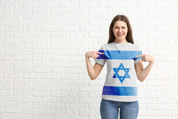 Ung Kvinna Shirt Med Israelisk Flagga Vit Tegel Bakgrund — Stockfoto