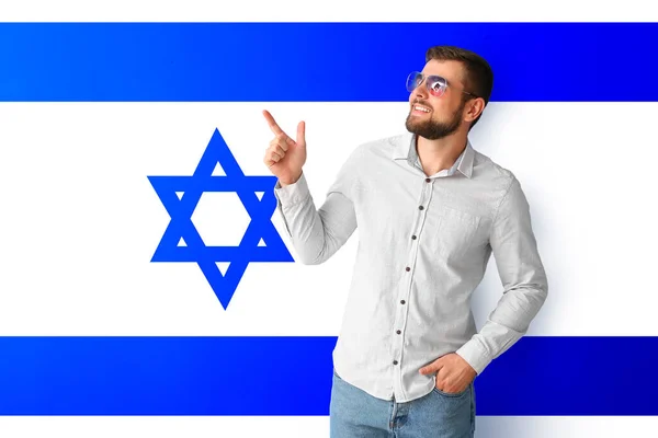 Ung Man Nära Israels Flagga — Stockfoto