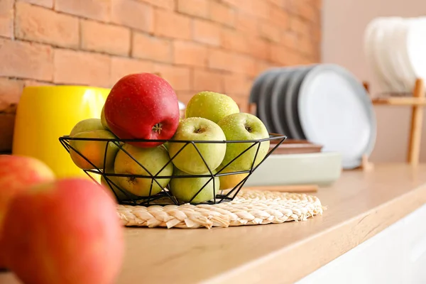 Basket Fresh Apples Table Kitchen Closeup — Stock Photo, Image