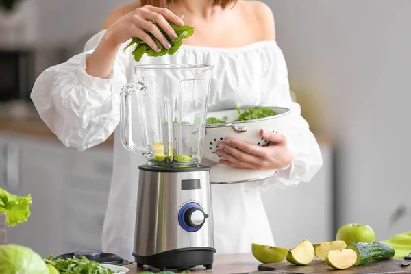 Young Woman Preparing Healthy Green Smoothie Kitchen — Stock Photo, Image