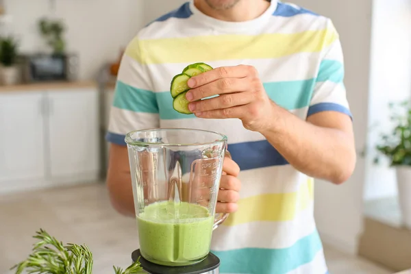 Ung Man Förbereder Hälsosam Grön Smoothie Köket — Stockfoto