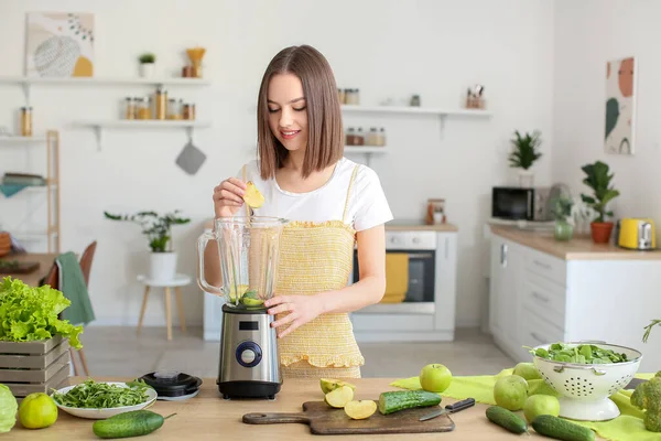 Mujer Joven Preparando Batido Verde Saludable Cocina — Foto de Stock