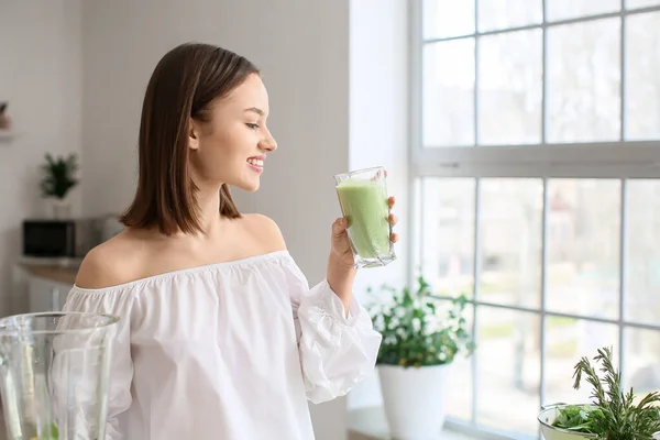 Jovem Com Vidro Smoothie Verde Saudável Cozinha — Fotografia de Stock