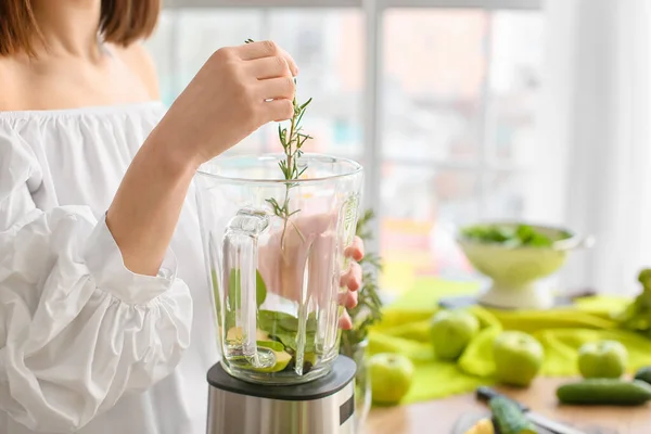 Mujer Joven Preparando Batido Verde Saludable Cocina Primer Plano —  Fotos de Stock