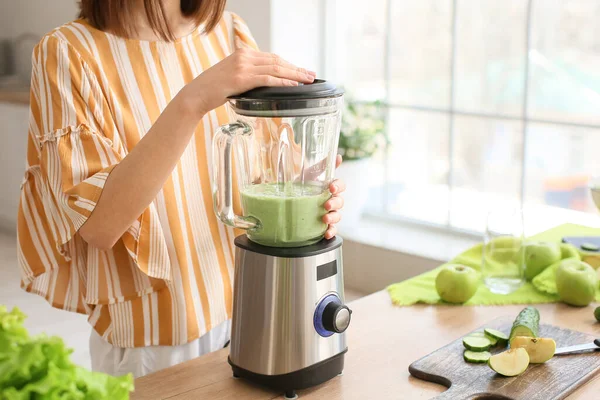 Ung Kvinna Förbereder Hälsosam Grön Smoothie Köket — Stockfoto