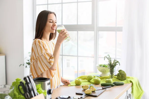Young Woman Drinking Healthy Green Smoothie Kitchen — Stock Photo, Image