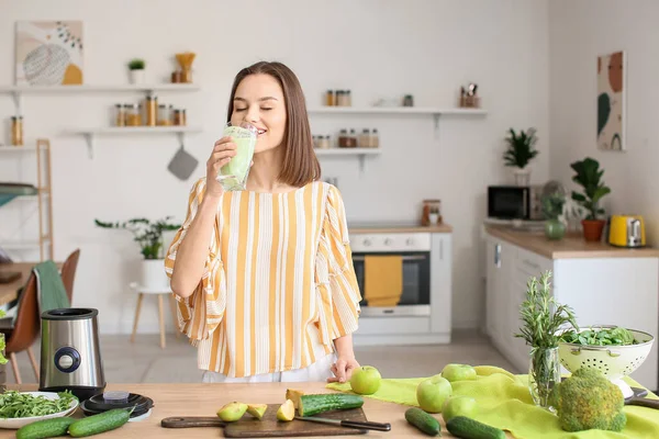 Mujer Joven Bebiendo Batido Verde Saludable Cocina — Foto de Stock