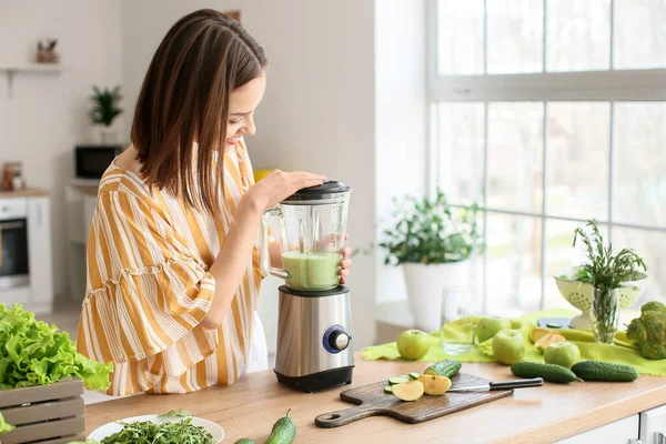 Mujer Joven Preparando Batido Verde Saludable Cocina —  Fotos de Stock