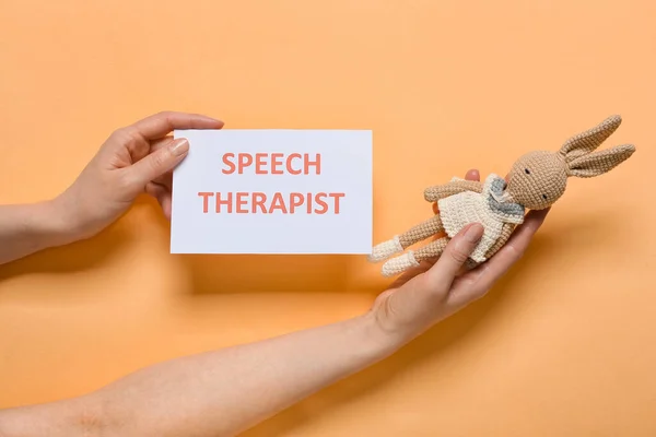 テキスト付き女性保持紙 Speech Therapist Tooy Color Background — ストック写真