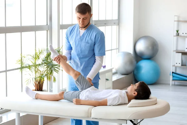 Fisioterapista Che Lavora Con Ragazzo Nel Centro Riabilitazione — Foto Stock