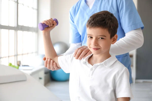 Fisioterapeuta Trabajando Con Niño Centro Rehabilitación — Foto de Stock