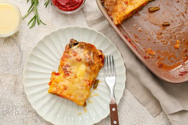 Lezzetli sebze lazanyası ve hafif arka planda soslu tabak.