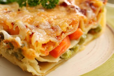 Lezzetli sebzeli lazanya tabağı, yakın plan.