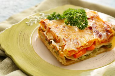 Tabakta lezzetli sebze lazanyası, yakın plan.