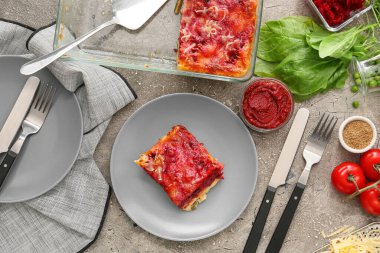 Lezzetli sebze lazanyalı kompozisyon ve grunge arkaplanda sos.