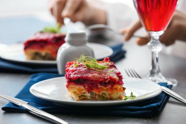 Tabakta lezzetli sebze lazanyası, yakın plan.