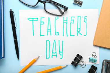 Renk arkaplanı üzerine metin öğretmenleri günü, gözlük ve kırtasiye kağıdı