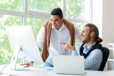 Ofiste çalışan erkek programcılar