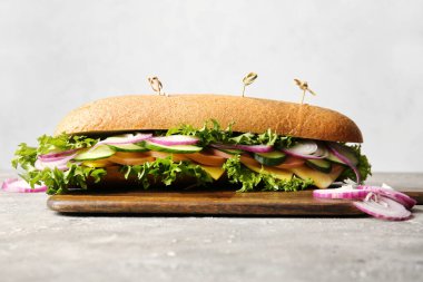 Grunge arka planında lezzetli sandviçi olan tahta