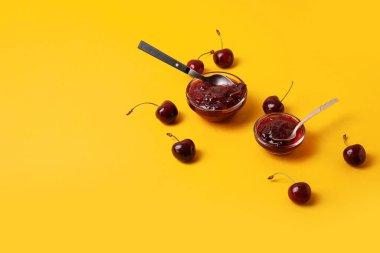 Renkli arkaplanda kiraz reçeli kaseleri