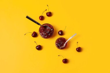 Renkli arkaplanda kiraz reçeli kaseleri