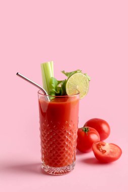 Bir bardak Bloody Mary kokteyli ve renkli domatesler.