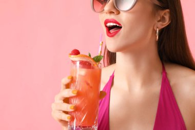 Mayo giymiş güzel bir kadın ve renkli bir kokteyl.