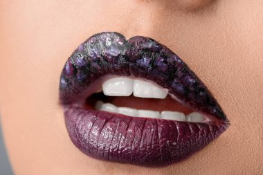 Alışılmadık makyajlı, güzel bir genç kadın.