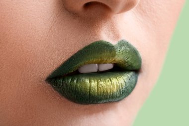 Alışılmadık makyajlı, güzel bir genç kadın.