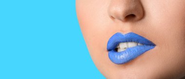 Renkli arka planda olağandışı makyajı olan güzel bir genç kadın. Yakın plan.