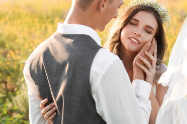 Mutlu evlilik çiftleri kırsalda