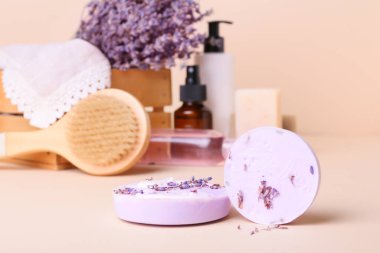 Renk arkaplanındaki lavanta sabunları