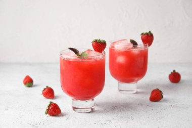 Hafif arkaplanda lezzetli çilekli margarita bardakları