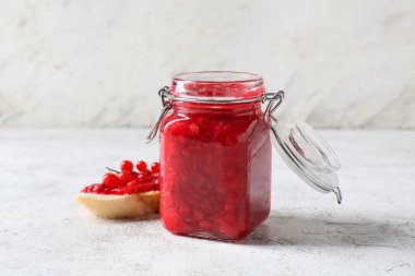 Fonda kırmızı frenk üzümü reçeli ve sandviç kavanozu