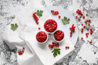 Lezzetli frenk üzümü reçeli ve arkaplanda böğürtlen kaseleri